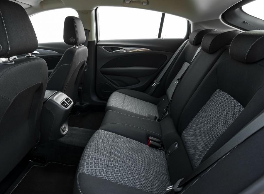 Интерьер Vauxhall Insignia Grand Sport Turbo 2017 года  (фото 17 из 30)